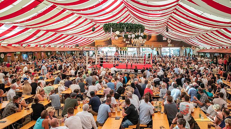 1400 Menschen, so viele wie noch nie, schauen sich das Kiliani-Boxen an.&nbsp;