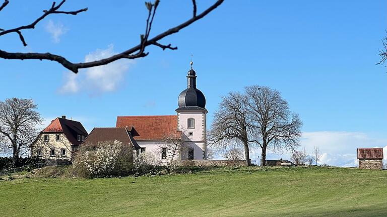 Kirche, Friedhof, altes Schulhaus und Brunnenhäuschen bilden ein denkmalgeschütztes Ensemble in Eschenau.