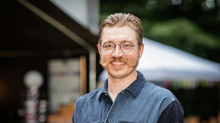 Oliver Hammerl (31) aus Schweinfurt ist der Festivalbarbier. Oliver Hammerl (31) aus Schweinfurt ist der Festivalbarbier.