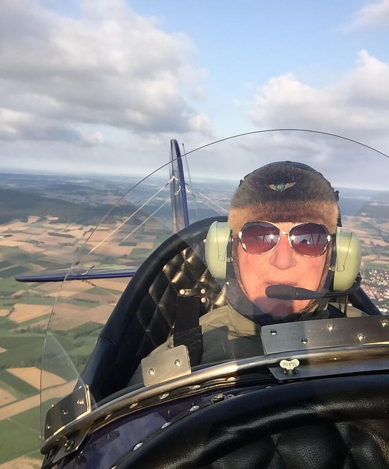 In der Luft über der Rhön: Elmar Umhöfer im Flieger. In der Luft über der Rhön: Elmar Umhöfer im Flieger.