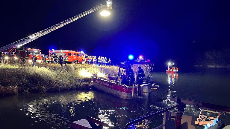 Eine große Zahl von Einsatzkräften zu Wasser und zu Land kümmerte sich um die Bergung des versunkenen Fahrzeugs. Eine große Zahl von Einsatzkräften zu Wasser und zu Land kümmerte sich um die Bergung des versunkenen Fahrzeugs.