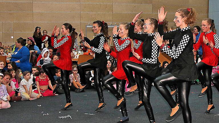 Die Juniorengarde begeisterte die Zuschauer beim TSV-Kinderfasching in der Mehrzweckhalle. - Die Juniorengarde begeisterte die Zuschauer beim TSV-Kinderfasching in der Mehrzweckhalle. Die Juniorengarde begeisterte die Zuschauer beim TSV-Kinderfasching in der Mehrzweckhalle. - Die Juniorengarde begeisterte die Zuschauer beim TSV-Kinderfasching in der Mehrzweckhalle.