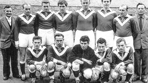 Die Mittelsinner Meistermannschaft 1959: (v.l.) zweiter Abteilungsleiter Karl Dill, Willi Brückner, Richard Filippi, Erwin Krämer, Hermann Filippi, Derk Ribbink, Wilhelm Fritsch, Abteilungsleiter und Trainer Weitzel; vordere Reihe (v.l.): Karl Künstler, Kurt Meyer, Hans Jürgen Schnabrich, Norbert Eck, Heinz Engelhaupt.