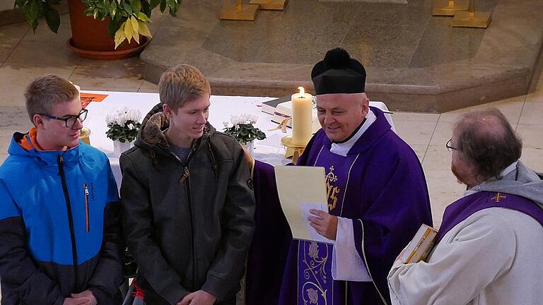 Ministranten verabschiedet       -  (kürzel)   (pa)   Im Rahmen des Sonntagsgottesdienstes zum 3. Advent wurden Sebastian Ortloff (links, acht Jahre Ministrant) und Hendrik Degant (2. von links, neun Jahre Ministrant) in Bastheim als Ministranten verabschiedet. Sowohl der Ortsgeistliche, Pfarrer Wiktor Dziedziech, als auch Diakon Hans-Günther Zimmermann (rechts) dankten den beiden Messdienern für ihr Engagement und wünschten für ihre Zukunft Gottes Segen.