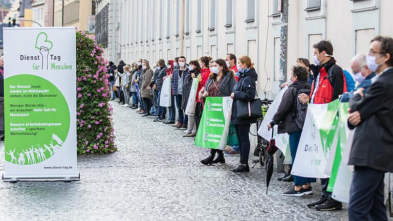 Eine Demonstration von Dienst-Tag für Menschen mit rund 50 Personen vor dem Juliusspital in Würzburg.