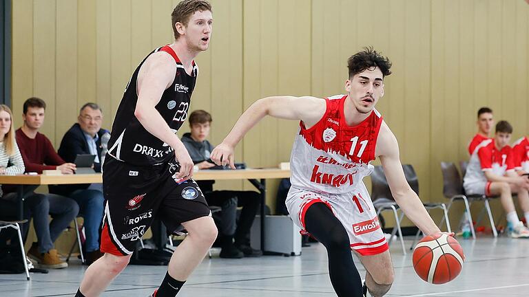 Jon Ukaj (rechts) von der s.Oliver Würzburg Akademie wurde nach dem Regionalliga-Spiel gegen die Baskets Vilsbiburg als 'Spieler des Spiels' auserkoren. Das Akademie-Team gewann nach dem Skandalspiel in Vilsbiburg das Rückspiel in der Abstiegsrunde.