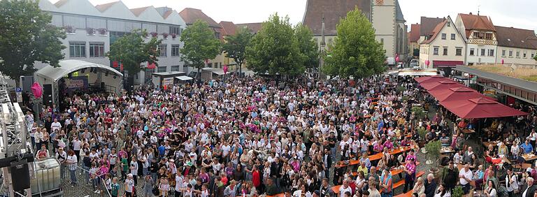 Hunderte Menschen drängten sich auf dem Marktplatz in Haßfurt, um die Live-Übertragung des Fußballspiels Deutschland-Spanien zu verfolgen. Hunderte Menschen drängten sich auf dem Marktplatz in Haßfurt, um die Live-Übertragung des Fußballspiels Deutschland-Spanien zu verfolgen.