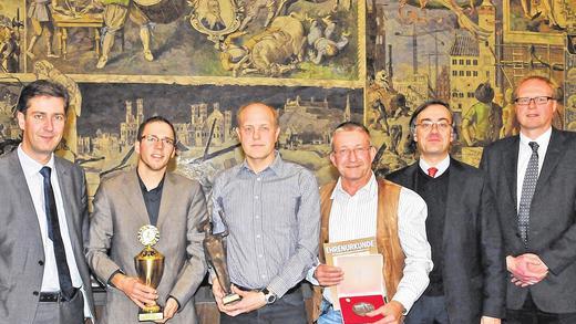 Premiere: Oberbürgermeister Christian Schuchardt (links) bei seiner ersten Sportlerehrung im Ratssaal. Unter anderem zeichnete er (von links) Florian Reus (Sportler des Jahres), Rainer Brauner (Vorbildlicher Sportler) und Thomas Bösch (Verdienstmedaille) mit Sonderpreisen aus. Rechts im Bild: Sportreferent Muchtar Al Ghusain und Sportamtsleiter Jens Röder.