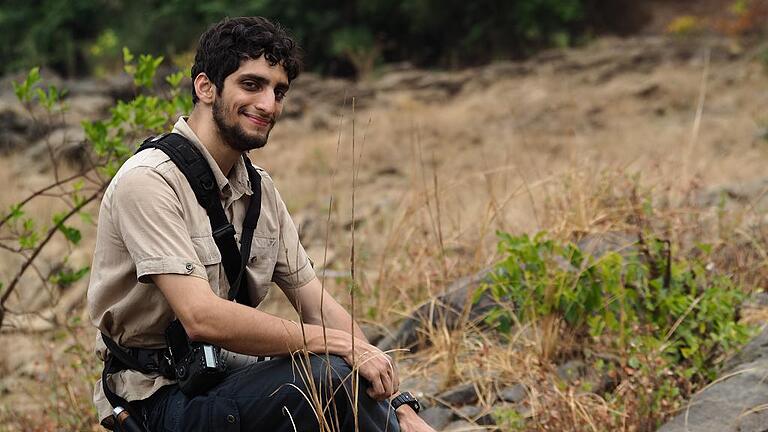 Biologe und Ameisen-Experte Erik Frank       -  Biologe und Ameisen-Experte Erik Frank im afrikanischen Nationalpark Comoe (Elfenbeinküste) neben einem Ameisennest. Der Doktorand und seine Kollegen haben herausgefunden, dass verletzte Ameisen einer bestimmten Art ihre Artgenossen um Hilfe rufen können. Foto: Uni würzburg
