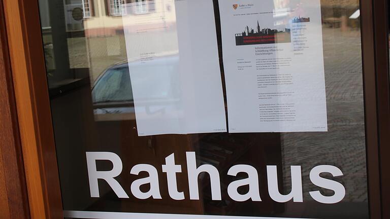Das Lohrer Rathaus ist für Besucher aufgrund der Corona-Gefahr derzeit gesperrt. Im Inneren gab es jetzt einiges Gegrummel über fehlende Möglichkeiten, ins Home-Office zu wechseln.