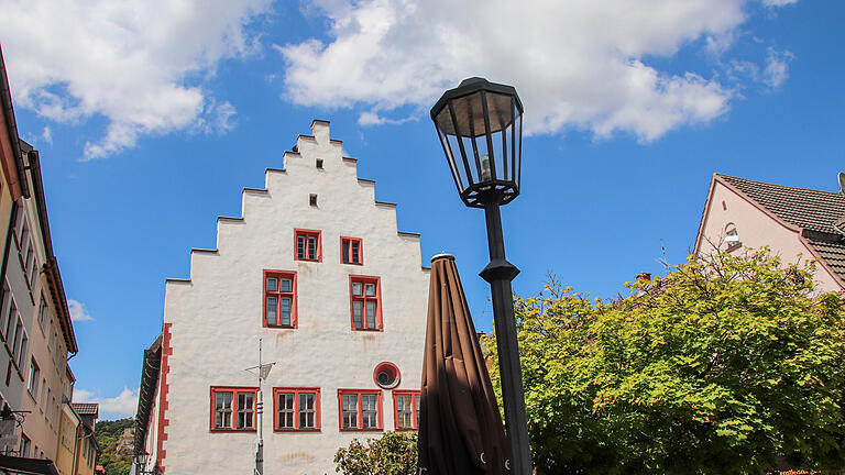 Straßenbeleuchtung in Karlstadt beim Historischen Rathaus.