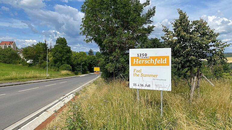 An den Ortseingängen von Herschfeld wird derzeit auf die 'Feel the Summer'-Feier des SV Herschfeld im Rahmen von 1250 Jahre Herschfeld hingewiesen.&nbsp;
