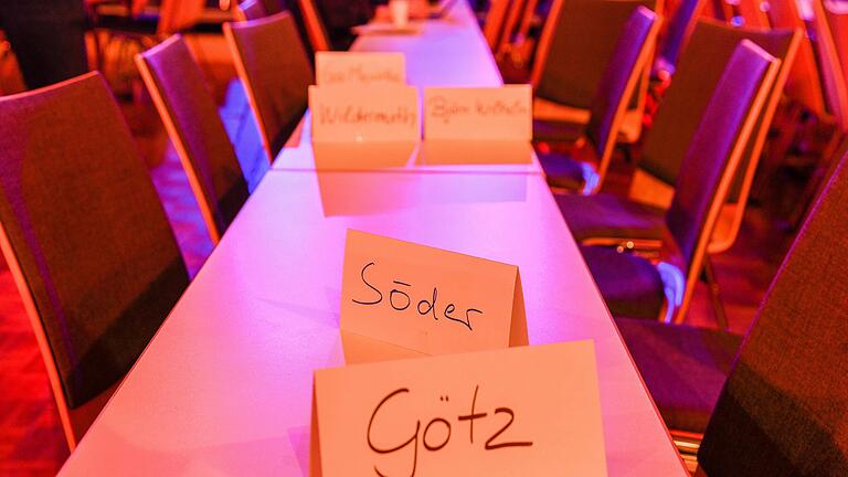 Für die Ehrengäste gibt es reservierte Plätze bei Fastnacht in Franken in Veitshöchheim. Alle anderen können sich bewerben und mit Losglück Karten für die Show oder die Generalprobe bekommen. Für die Ehrengäste gibt es reservierte Plätze bei Fastnacht in Franken in Veitshöchheim. Alle anderen können sich bewerben und mit Losglück Karten für die Show oder die Generalprobe bekommen.