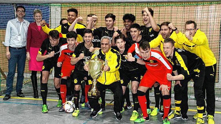 Schwarz-Gelb statt Rot-Weiß: Der Nachwuchs von Borussia Dortmund löste dieses Jahr den FC Bayern München als Sieger des Norit-Cups in Dettelbach ab. DuO-Vorstand Ralph Peckmann und Dettelbachs Bürgermeisterin Christine Konrad (hinten von links) freuten sich mit den Siegern. Schwarz-Gelb statt Rot-Weiß: Der Nachwuchs von Borussia Dortmund löste dieses Jahr den FC Bayern München als Sieger des Norit-Cups in Dettelbach ab. DuO-Vorstand Ralph Peckmann und Dettelbachs Bürgermeisterin Christine Konrad (hinten von links) freuten sich mit den Siegern.