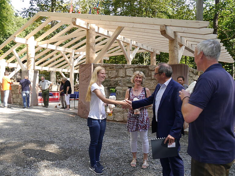 Theologische Beratung: Für Johanna und Angela Weigel gab es Stoffschäfli von Baureferent Ralf Brettin und Wildpark-Leiter Thomas Leier (von links). Theologische Beratung: Für Johanna und Angela Weigel gab es Stoffschäfli von Baureferent Ralf Brettin und Wildpark-Leiter Thomas Leier (von links).