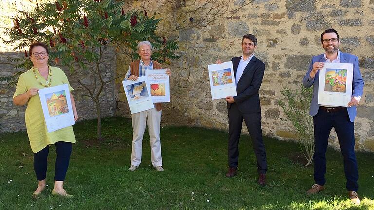 Der 'Rhöner Spitzweg' Peter Klier (Zweiter von links) hat 13 neue Motive für die neunte Auflage seines Altstadtzaubers geschaffen. Der neue Kalender kann ab sofort bestellt werden, der Erlös kommt der Volkshochschule zugute. Darüber freuen sich (von rechts) Vhs-Geschäftsführer Florian Schmitt, Bürgermeister Michael Kraus und Brigitte Proß vom Aktiven Mellrichstadt (links). Der 'Rhöner Spitzweg' Peter Klier (Zweiter von links) hat 13 neue Motive für die neunte Auflage seines Altstadtzaubers geschaffen. Der neue Kalender kann ab sofort bestellt werden, der Erlös kommt der Volkshochschule zugute. Darüber freuen sich (von rechts) Vhs-Geschäftsführer Florian Schmitt, Bürgermeister Michael Kraus und Brigitte Proß vom Aktiven Mellrichstadt (links).