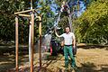 Denis Akulinin, Mitarbeiter des Gartenamtes, zeigt den neuen hydraulischen Gießarm seines Fahrzeugs. Mit diesem  versorgt er Bäume im Ringpark direkt aus der Fahrerkabine mit jeweils 150 bis 200 Liter Wasser.&nbsp;