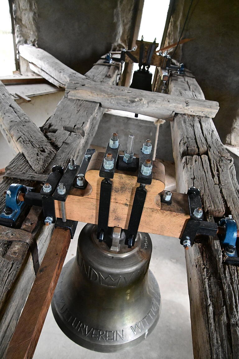 Die zweite Glocke der Sigismundkapelle hängt wieder an ihrem ursprünglichen Platz, dank des Kulturvereins Wittighausen und einer Förderung aus dem Leader-Programm. Im Hintergrund: die ältere Glocke.