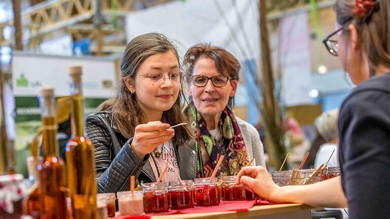 12. Fränkische Feinschmecker-Messe in Iphofen       -  Zahlreiche Menschen besuchen am Samstag (02.03.24) die 12. Fränkische Feinschmecker-Messe in der Karl-Knauf-Halle in Iphofen.