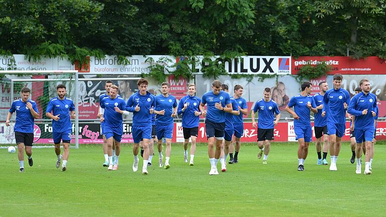 Trainingsauftakt beim Würzburger FV: Nur 16 Tage nach dem Relegationsspiel gegen den TSV Großbardorf standen die Spieler an der Mainaustraße schon wieder auf dem Platz.