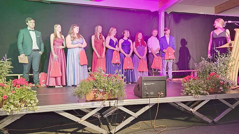Geschenke erhielten die Schülerinnen und Schüler, die sich an der Realschule als Schulsanitäter hatten ausbilden lassen. Geschenke erhielten die Schülerinnen und Schüler, die sich an der Realschule als Schulsanitäter hatten ausbilden lassen.