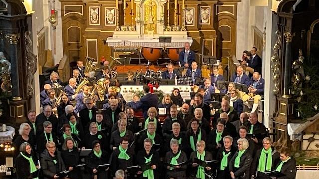 Die Sängervereinigung Burkardroth und Bläservereinigung Markt Burkardroth in der Kirche Sankt Petrus in Ketten - Die Sängervereinigung Burkardroth und Bläservereinigung Markt Burkardroth in der Kirche Sankt Petrus in Ketten Die Sängervereinigung Burkardroth und Bläservereinigung Markt Burkardroth in der Kirche Sankt Petrus in Ketten - Die Sängervereinigung Burkardroth und Bläservereinigung Markt Burkardroth in der Kirche Sankt Petrus in Ketten