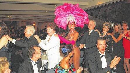 Polonaise Sambanese: Rund ging's beim Ball 1998 mit brasilianischen Tänzerinnen.