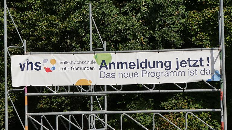 Mit diesem Banner gibt die Vhs Lohr/Gemünden ein unübersehbares Signal, dass sie wieder mit einem breiten Programm ins Wintersemester startet.&nbsp;