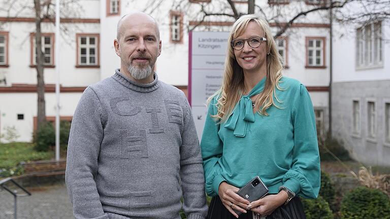 Mike Mancik und Simone Thomalla sorgen am Landratsamt Kitzingen für Sicherheit im IT-Bereich. Mike Mancik und Simone Thomalla sorgen am Landratsamt Kitzingen für Sicherheit im IT-Bereich.