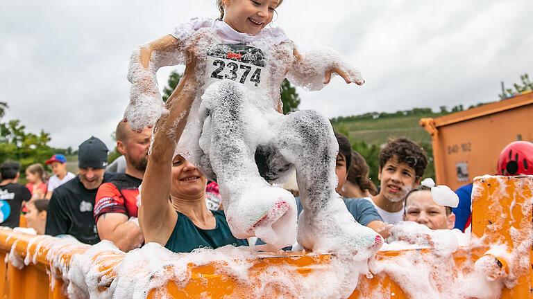 Rund 400 Kinder und knapp 900 Erwachsene machen am Sonntag 06.08.23 am Hindernislauf 'Rock the Race' in Würzburg mit.