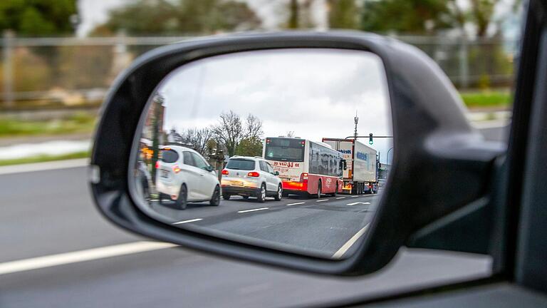 Wenn alle Eltern ihre Kinder am Schulzentrum mit dem eigenen Auto abholen, dann kann rund um den Tricastiner Platz auch mal Stau entstehen.&nbsp;