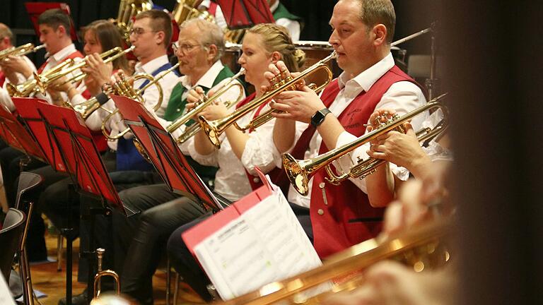 Der Landkreis ist zweifelsohne musikalisch – blasmusikalisch. Am zweiten Novembersamstag lud das Kreisorchester Kitzingen in die Karl-Knauf Halle nach Iphofen ein.&nbsp;