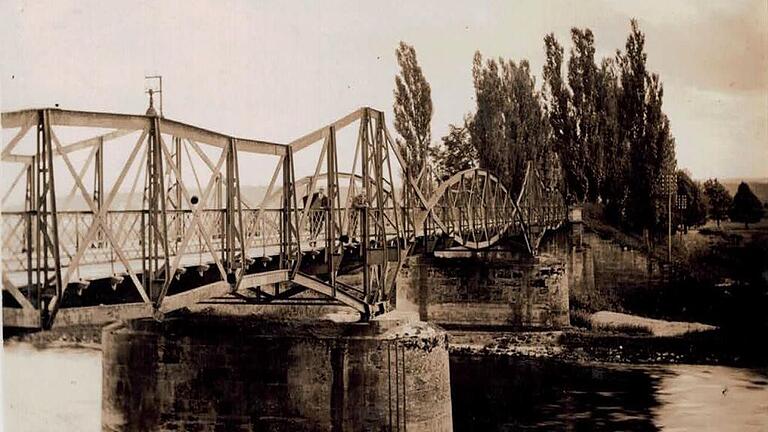 Teilansicht der Mainbrücke von Nordwesten aus (um 1930).