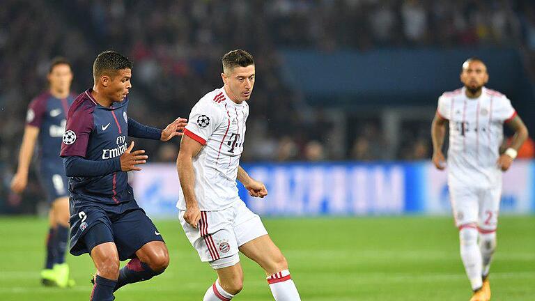 Thiago Silva und Lewandowski       -  Bayern-Angreifer Robert Lewandowski (r) und PSG-Akteur Thiago Silva beim Zweikampf.