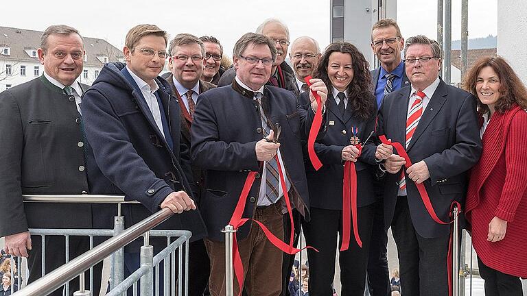 Lange standen die Räume des Hausmeistergebäudes in der Staatlichen Feuerwehrschule Würzburg leer. Am Freitag wurden in Anwesenheit von Staatssekretär Gerhard Eck (Mitte) und dem Bürgermeister der Stadt Würzburg, Adolf Bauer (2. v. r.) und weiterer Gäste aus den Reihen von Politik und Feuerwehr die neuen Familienzimmer der Staatlichen Feuerwehrschule Würzburg offiziell in Betrieb genommen.