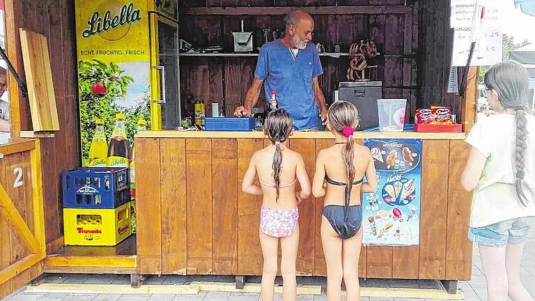 Seit dem Kiosk-Brand im Bischofsheimer Freibad verkauft Betreiber Dietmar Dickas aus einer eigens dafür aufgestellten Kreuzbergbude.