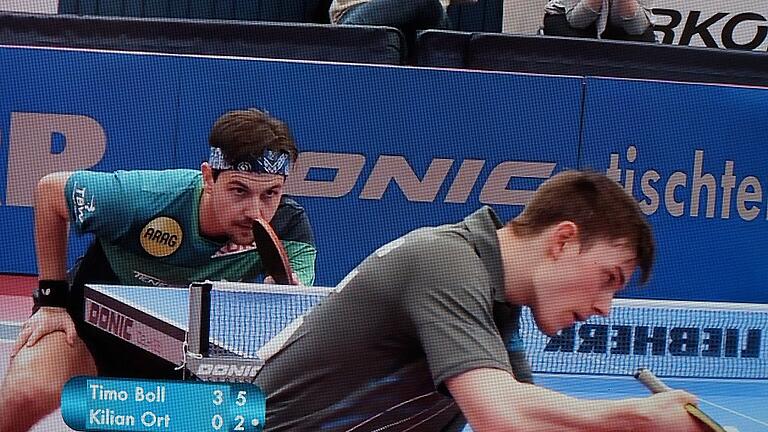 Timo Boll (hinten) im Endspiel um die Deutsche Tischtennismeisterschaft gegen Kilian Ort. Der junge Bad Königshöfer hat in den vier Sätzen 22 Punkte gegen den Europameister gemacht.