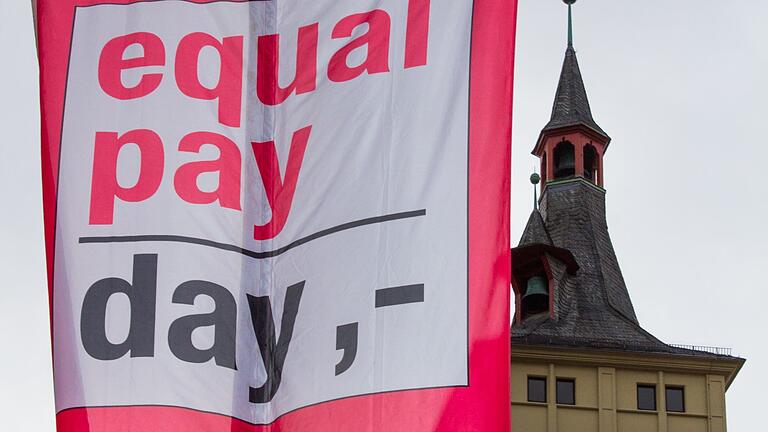 Zum Equal Pay Day wird in Würzburg von 9. bis 17. März beflaggt.