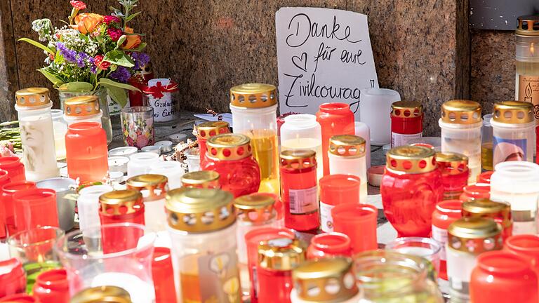 Am Ort des Schreckens in Würzburg: Ein Meer aus Lichtern im Gedenken an die Opfer und als Dank für die couragierten Helfer. Am Ort des Schreckens in Würzburg: Ein Meer aus Lichtern im Gedenken an die Opfer und als Dank für die couragierten Helfer. 