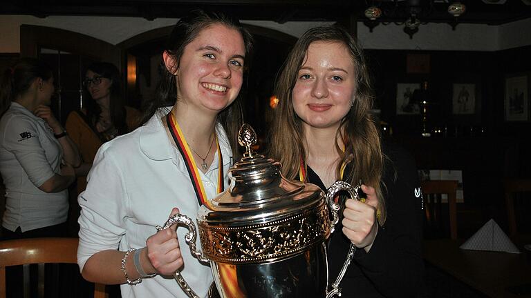 Jana Schneider (links) und Alexandra Obolentseva (Archivbild) haben ihre Hände wieder am Pokal: Der SC Bad Königshofen hat seinen Titel in der Schach-Bundesliga der Frauen verteidigt.