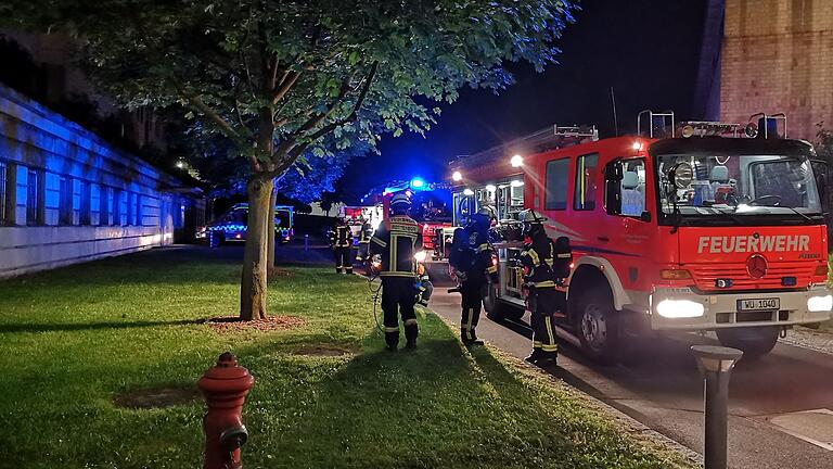 Am frühen Sonntagmorgen war in einer Zelle der Justizvollzugsanstalt Würzburg am Friedrich-Bergius-Ring ein Feuer ausgebrochen. Polizei und Rettungskräfte waren mit einem Großaufgebot vor Ort.