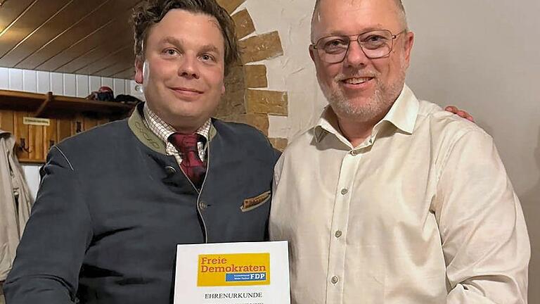 Der neue FDP-Kreisvorsitzende Jürgen Vossler überreichte Benjamin Denzer die Ernennungsurkunde zum Ehrenkreisvorsitzenden der Freien Demokraten im Main-Tauber-Kreis. Er war 17 Jahre an der Spitze des FDP-Kreisverbandes.