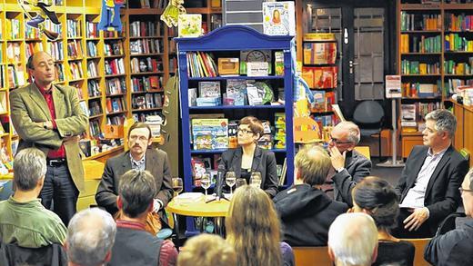 Autoren und Experten:  Michael Kleeberg, Christoph Peters, Anja Flicker, Dr. Karl Südekum und Moderator Gunther Schunk diskutierten im Buchladen Neuer Weg über die Zukunft der Buchhandlungen. Die werden durch den Boom des Versandhandels in Existenznöte gebracht.