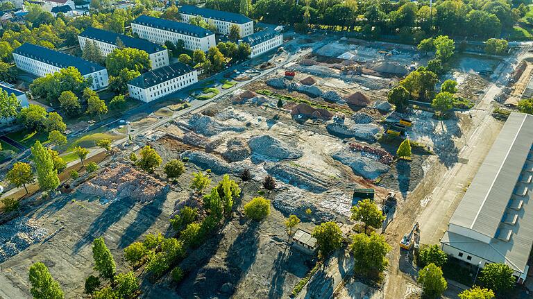 Luftbild der Ledward-Kaserne: rechts die Panzerhalle 237, die während der Landesgartenschau 2026 Blumenhalle wird, links vor den Gebäuden die Carus-Allee, die die südliche Grenze des LGS-Geländes ist.