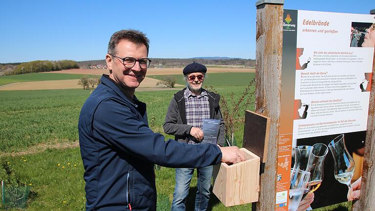 Die beiden Vorsitzenden des Wartmannsrother Brennervereins, Thomas Kleinhenz (von links) und Lothar Bold, bereiten die Aktion vor. Foto: Ralf Ruppert       -  Die beiden Vorsitzenden des Wartmannsrother Brennervereins, Thomas Kleinhenz (von links) und Lothar Bold, bereiten die Aktion vor. Foto: Ralf Ruppert