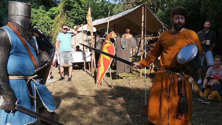 Ritter Adalbert von Enzenhardt und Dienstmann Christian von Frammersbach kreuzten beim Mittelalterfest in der Burgsinner Wasserburg die Klingen.