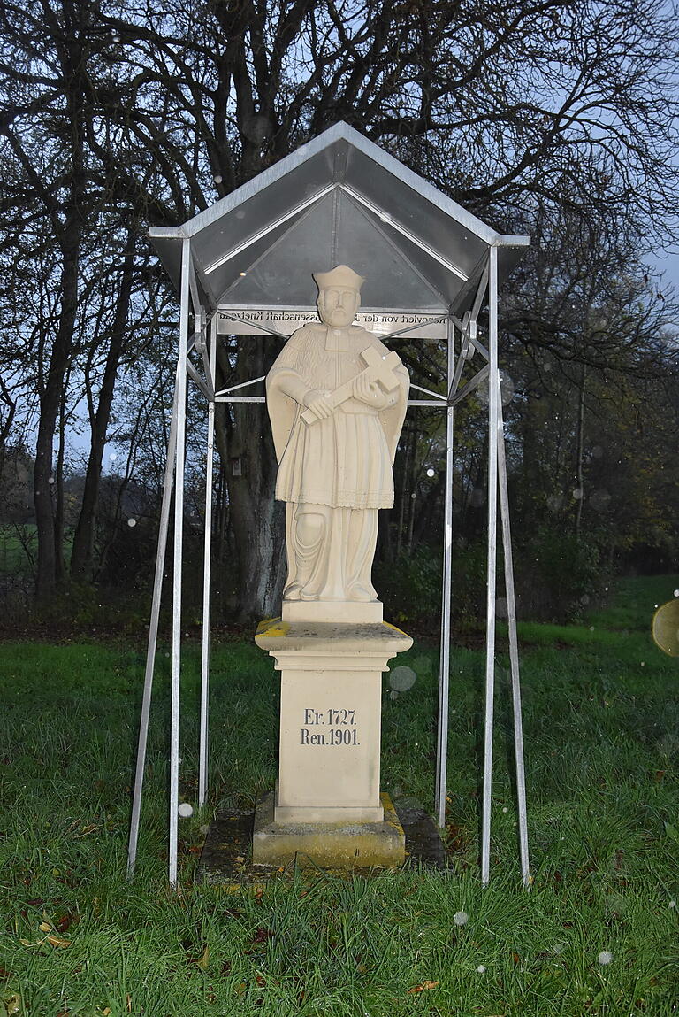 Zeitzeuge an der Straße von Knetzgau nach Sand, am Radweg unweit der Brücke: die Statue des Heiligen Johannes Nepomuk. Zeitzeuge an der Straße von Knetzgau nach Sand, am Radweg unweit der Brücke: die Statue des Heiligen Johannes Nepomuk.