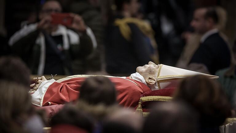 Emeritierter Papst Benedikt XVI. gestorben - Aufbahrung       -  Der Leichnam des verstorbenen Papst Benedikt XVI. ist im Petersdom öffentlich aufgebahrt.