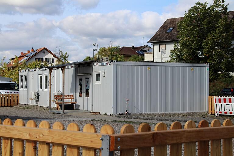 Zwei Gruppen des Kindergartens St. Josef in Bütthard sind zurzeit in Containeranlagen ausgelagert, weil im eigentlichen Gebäude nicht genug Platz für alle Kinder ist. Zwei Gruppen des Kindergartens St. Josef in Bütthard sind zurzeit in Containeranlagen ausgelagert, weil im eigentlichen Gebäude nicht genug Platz für alle Kinder ist.
