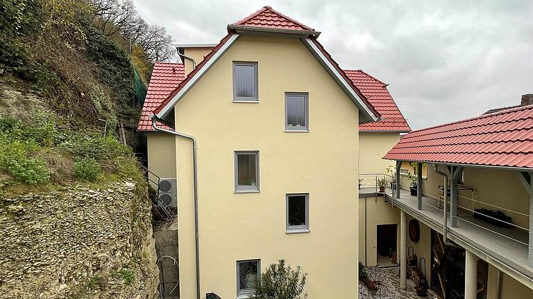 Burkard Heßdörfer hat mit seiner Lebensgefährtin zusammen eines der ältesten Häuser Retzbachs in der Bergstraße saniert.